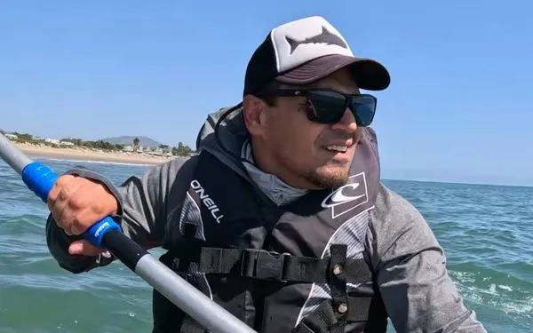 Bizarre beelden tonen binnenkant van de bek van een witte haai nadat het dier in camera van kajakker beet
