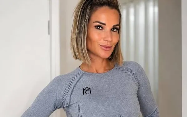 Vlaamse 'Mrs Worldwide' Deborah pakt uit in een bikini die weinig aan de verbeelding overlaat (foto's)