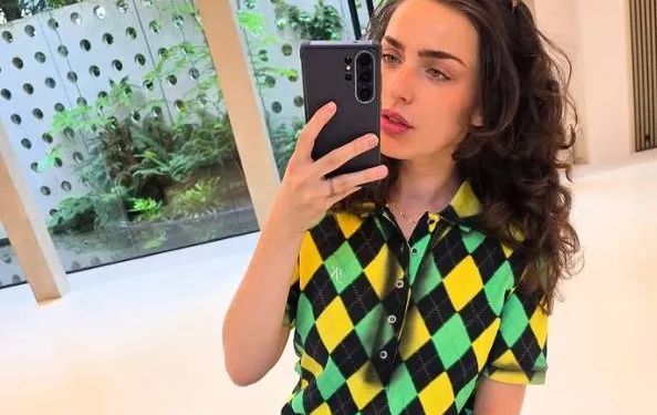 Olga Leyers deelt gewaagde shoot waarbij ze haar billenwerk in de kijker zet: "Bel de brandweer!"