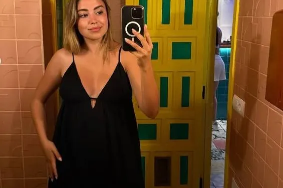 Haar babe-gehalte gaat weer omhoog: Zita Wauters toont zich in zwemkledij én laat ons mee loeren in haar decolleté