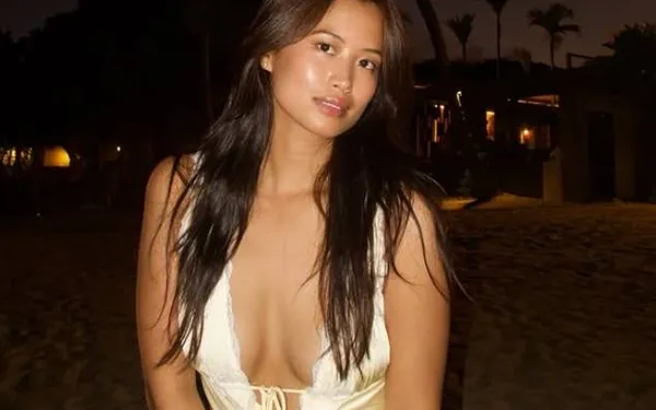 Ex-Miss België Angeline Flor Pua gooit nog eens al haar gigantische bikinitroeven op tafel: "Hoe heet is dit!"