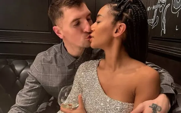 WAG-koorts - Opwarmen voor het WK met de lekkerste foto's van Deborah, de vrouw van Thomas Meunier