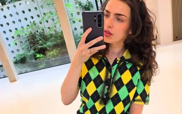 Olga Leyers deelt nog eens wat heerlijke (schaars geklede) kiekjes waar iedereen het wat warm van krijgt