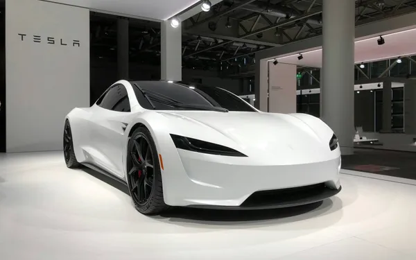 Tesla-bestuurders vinden opmerkelijke manier om veiligheidscontroles van hun auto te omzeilen: "Honderden kilometers zo gereden!"