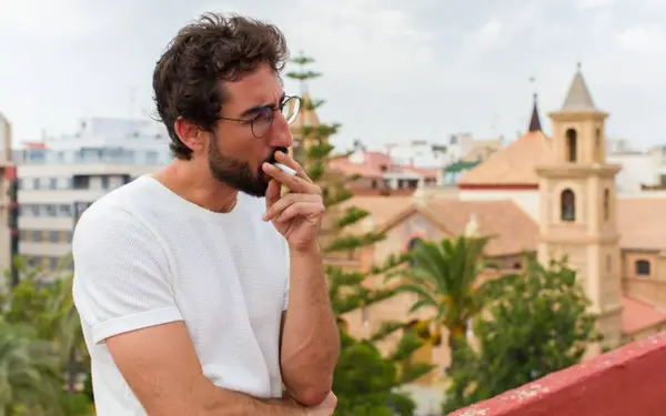 Slecht nieuws voor rokers die naar Spanje op vakantie gaan: "Een grote overwinning!"