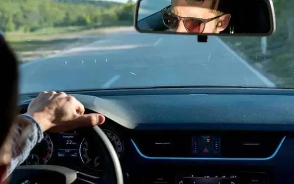 Met de wagen op vakantie? Deze fout met je rijbewijs kan alles verpesten