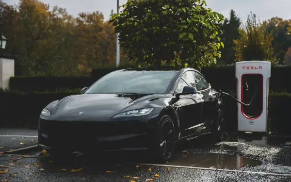 Vergelijking tussen nieuwe en ‘versleten’ Tesla onthult verrassende waarheid: “Gooi die mythe in de vuilbak!”