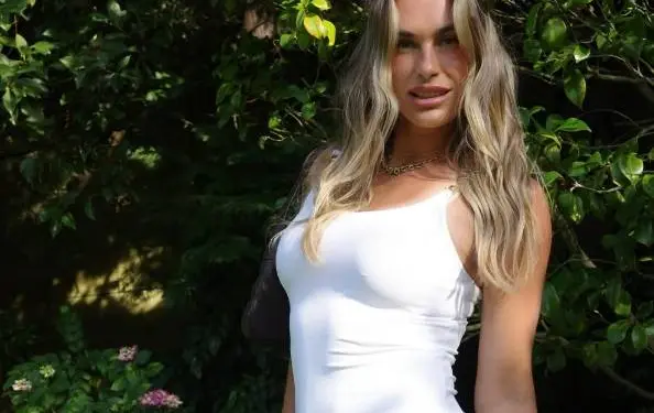 Na uitschakeling op Wimbledon wou ze zich 'bezatten', nu toont Aryna Sabalenka haar tempel in bikini