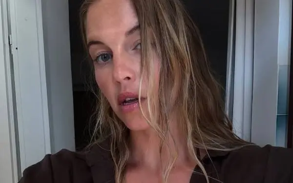 Fan of geen fan van selfies... Als het er eentje is van Bab Buelens in bikini, dan moet je wel hoera roepen!