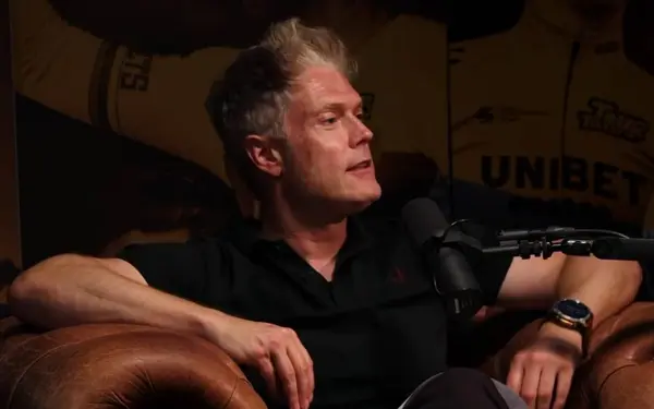 Daarom slaapt Maarten Vangramberen tijdens de Tour de France op een fluokussen: "Dan verdwijnt dat..."