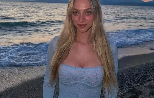 Stem als een nachtegaal, bikinilijf om U tegen te zeggen: Camille pakt uit met snikhete vakantiefoto's
