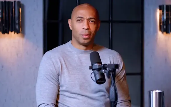 Thierry Henry (48) showt nog eens zijn sixpack en iedereen is omver geblazen: "Hoe kan dat!?"