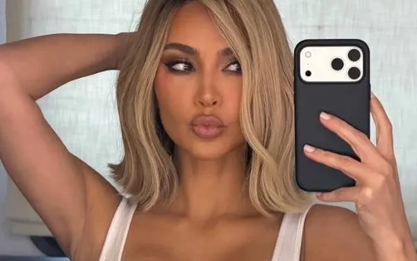 Kim K. een 'godin' genoemd, maar ook bekritiseerd... De reden: een wel héél kleine bikini (foto's)