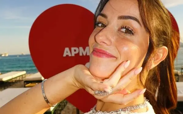 Slim, grappig en... bloedheet! Shauna Dewit etaleert haar tempel in een gele bikini (foto's)