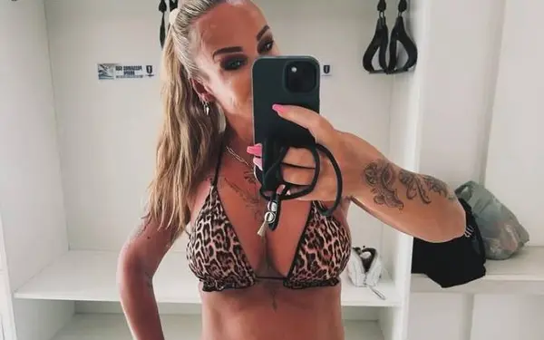 Hoe zou het nog zijn met... Lasgo-zangeres Evi Goffin? Prima, als je deze snikhete bikinifoto's ziet!