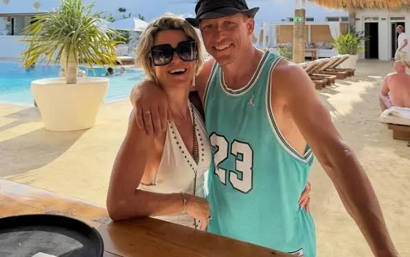 Virginie, de vrouw van Wesley Sonck, etaleert haar 'niet perfecte lichaam' in bikini... Voor ons is dat perfect genoeg!