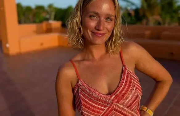 Julie Vermeire stuurt haar babe-gehalte nog wat de hoogte in door te poseren in een roze bikini