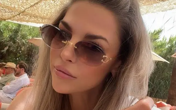Tanja Dexters die in bikini in het zwembad een dansje doet... daar kom je de dag wel mee door!