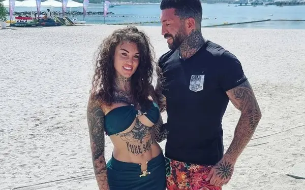 Ken je ze nog? Temptation-Rosanna zet (minimaal gekleed) haar tattoos én 'rondingen' ferm in de kijker!
