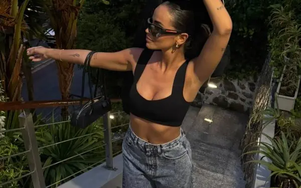 Monica Geuze haalt op Ibiza lustig de bikini's boven... en enkele van haar vriendinnen doen gezellig mee