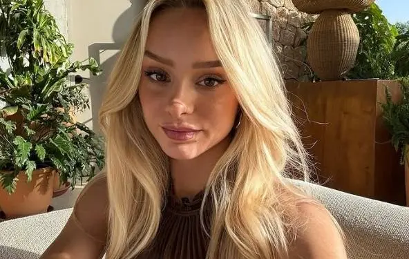 Alsof het nog niet heet genoeg is: Amy Sonck schittert in bikini én doorschijnende jurk! (foto's)