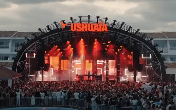 Waanzinnig duur! Dit zijn in 2026 de bizzare prijzen voor een flesje water of cocktail in Beachclub Ushuaïa op Ibiza