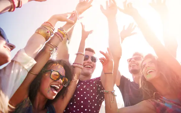 Het Belgische festivalseizoen 2026. Hoe sponsors en pop-up brands hun zichtbaarheid bouwen op Rock Werchter, Pukkelpop en Tomorrowland met vinyl spandoeken