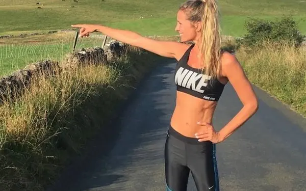 Joke Van de Velde speelt petanque in bikini en haar 'boules' stelen de show (foto's)