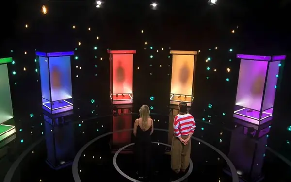 Streamz dropt eerste beelden van 'Naked Attraction Vlaanderen': "Wauw, die is goed geschapen!"