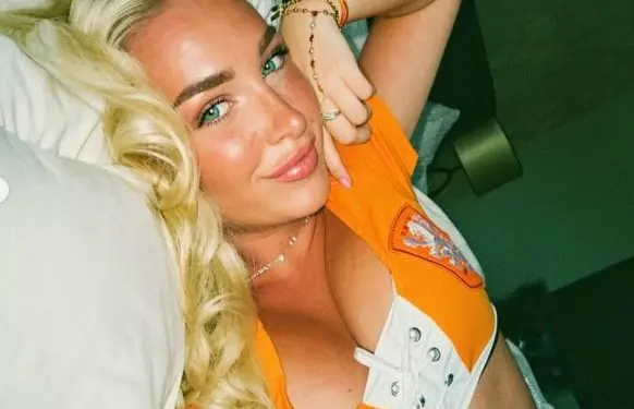 Hollandse knapperd Sterre Heijnen gooit weer lustig wat kleren uit... en wij hebben de foto's!