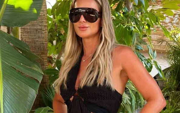 Vlaamse 'Mrs Worldwide' Deborah is nu ook de ster van Marbella, in een redelijk gewaagde outfit (foto's)