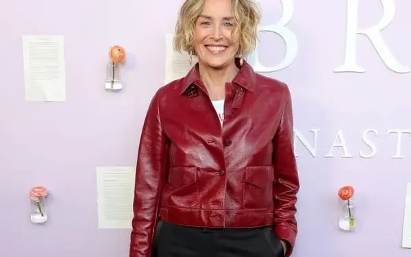Sharon Stone hult zich in een 'slip dress' en bewijst dat ze zelfs op haar 68e nog steeds een echte bom is (foto's)