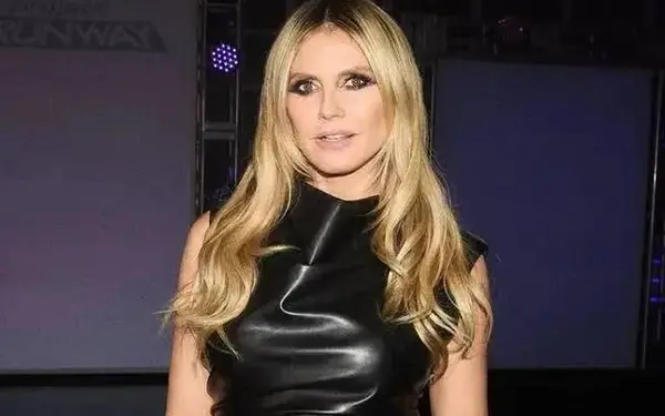Heidi Klum poseert 'toploos' op het strand én draagt juweel met duizelingwekkend prijskaartje