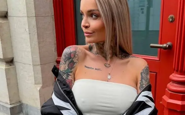 Temptation-Pommeline trekt een 'spannende' outfit aan... en da's genoeg om het internet volledig te breken