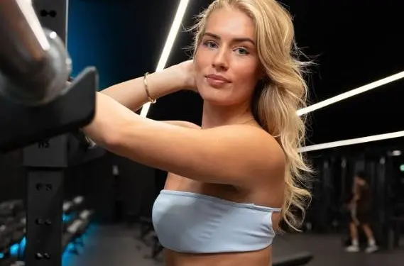 Alice uit Big Brother wurmt haar 'derrière' in een strakke outfit... en dat levert hemelse beelden op