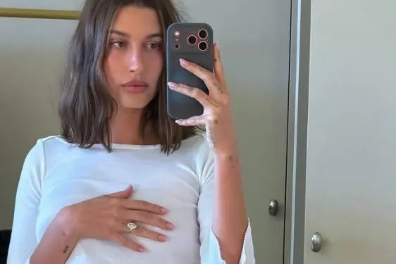 Hailey Bieber in bikini... da's misschien het heetste dat je zal meemaken deze week! (foto's)
