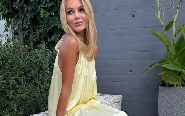 Amanda Holden bewijst nog eens met heerlijke bikinifoto's dat 55 gewoon het nieuwe 35 is