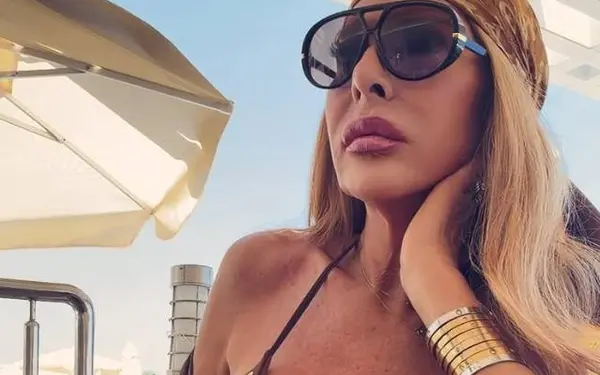 'Real Housewife' Annelies pakt uit met straffe onthulling: "Mijn billen werden ooit gestolen!"