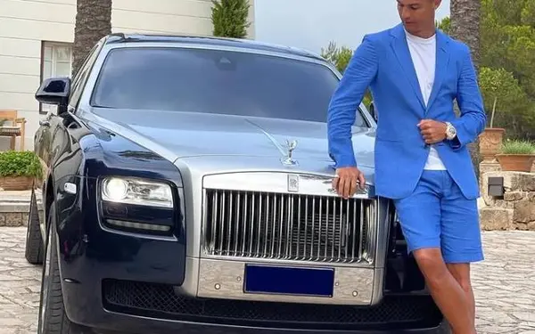 Cristiano Ronaldo showt autocollectie die tientallen miljoenen waard is (en hij weet zelf niet hoeveel hij er heeft)