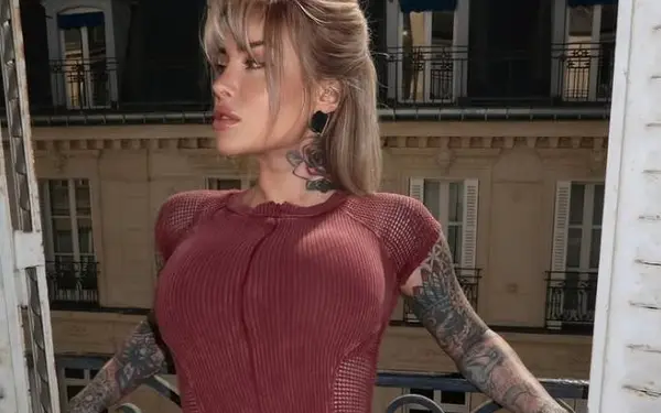 Limburgse EOTB- en Temptation-babe Lie Meurs zet haar 'rondingen' en tattoos in de schijnwerper met heerlijke bikinselfie