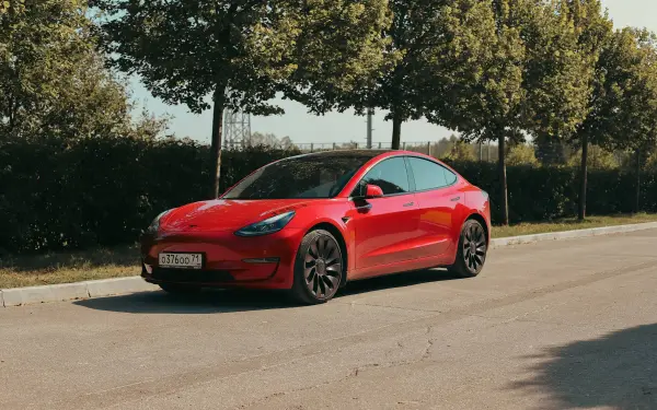 Hij kocht in 2022 een Tesla voor 58.000 euro... Nu krijgt hij te horen wat die nog waard is en hij is in complete shock!