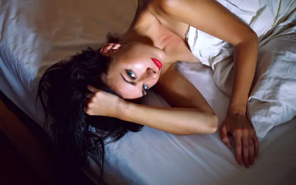 Jimmy (26) vond een knappe, onbekende vrouw in zijn bed... Het zou een droom moeten zijn, maar werd een vernedering!