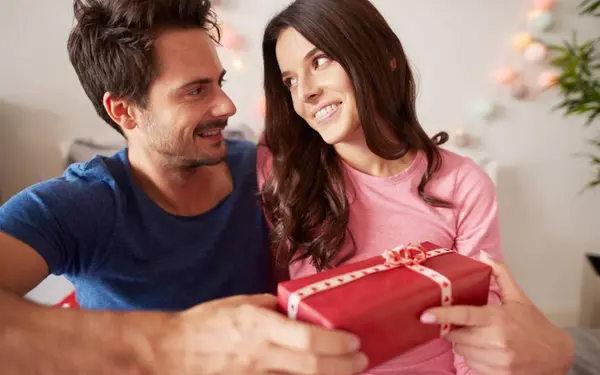 Cadeautjes kopen voor z'n lief levert hem triootjes op met haar en haar vriendin: "Maar nu ben ik compleet blut!"