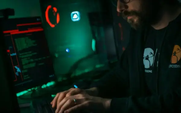 Man koopt een 'mysterieus' pakket op het 'dark web'... en de inhoud ervan is écht verontrustend