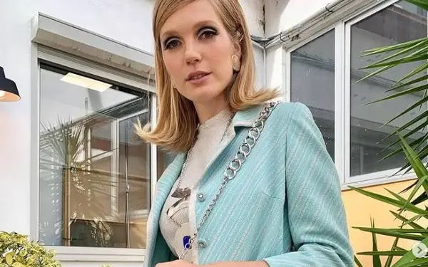 ‘Knokke Off’-actrice Emma Moortgat duikt in felgroen badpak een bergmeer in, en haar volgers gaan helemaal los
