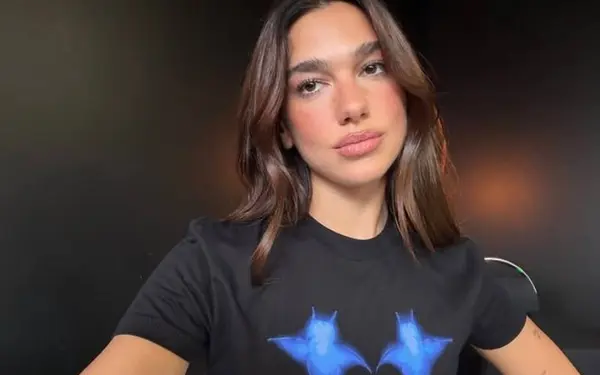 Dua Lipa 'heetste vrouw op aarde' gedoopt na bikinifoto's, waarbij vooral ook haar billetjes in de etalage staan