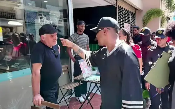 Belg weigert handdruk van YouTube-miljonair in Santa Domingo... en dan loopt het volledig uit de hand