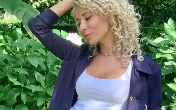 Olga uit 'The Sky is the Limit' trekt een 'spannend' pakje aan en toont hoe lenig ze is