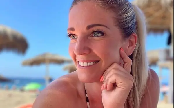 Ex-Miss Belgian Beauty Eveline Hoste mag 45 kaarsjes uitblazen... En in bikini en badpak ziet ze er nog steeds geweldig uit! (foto's)