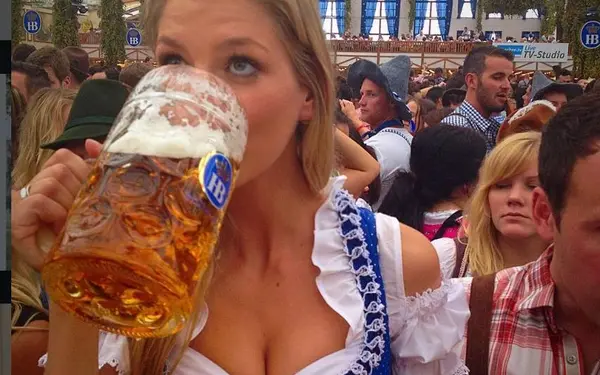 Het 'Oktoberfest' staat voor de deur: laat ons dat vieren met enkele van de lekkerste drindl-babes (foto's)